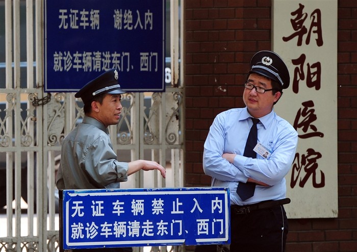 Nhân viên bảo vệ túc trực trước cổng bệnh viện Trung Quốc.